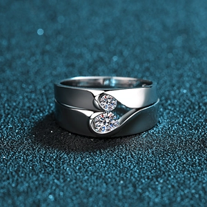 S925 Sterling Silber Partnerringe Set mit Moissanit Steinen auf Sternenhimmel Hintergrund