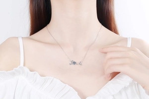 Detail der S925 Silber Love Halskette mit blauem Edelstein am Model getragen