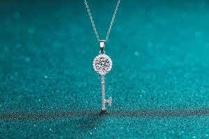 Vue macro du pendentif clé en argent S925 avec moissanite et halo étincelant