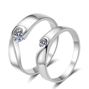 Poliertes S925 Sterlingsilber Partnerringe mit Moissanit Steinen und elegantem Design
