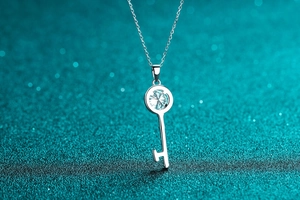 Détail du pendentif clé en argent massif S925 avec pierre de moissanite brillante