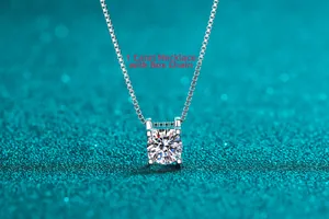 Vue macro d'un pendentif en moissanite 1 carat avec serti quatre griffes et chaîne box