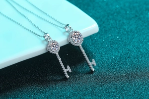 Détail du pendentif clé en argent S925 avec moissanite et sertissage halo élégant