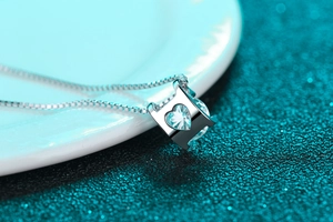 Détail macro du collier en argent S925 avec pendentif en moissanite en forme de cœur