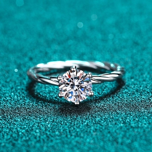 Bague élégante en argent sterling S925 avec moissanite, serti six griffes et anneau torsadé