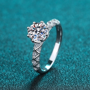 Elegante anello in argento sterling S925 e moissanite con design geometrico traforato