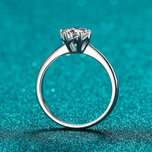 Bague flocon de neige élégante en argent 925 avec moissanite ronde en serti couronne