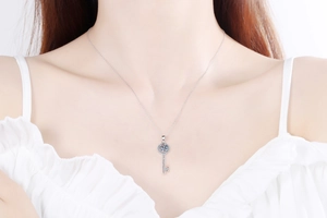 Détail du collier clé en argent S925 avec pendentif en moissanite sur le cou