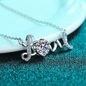 Elegante S925 Sterling Silber LOVE Halskette mit einem 1-Karat Moissanit-Zentrum