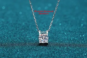 Gros plan d'un pendentif en moissanite 0,8ct avec serti à quatre griffes et chaîne fine