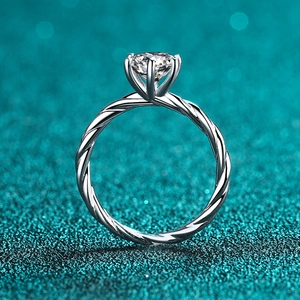 Bague élégante en argent sterling S925 avec moissanite, griffes et anneau torsadé