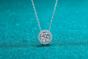 Gros plan d'un collier avec pendentif halo en argent 925 et moissanite ronde brillante