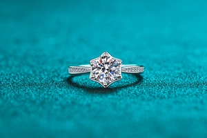 Vista macro dell'anello in argento S925 con moissanite e castone a stella a sei punte