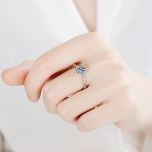 Bague classique en argent sterling 925 avec moissanite à six griffes sur la main