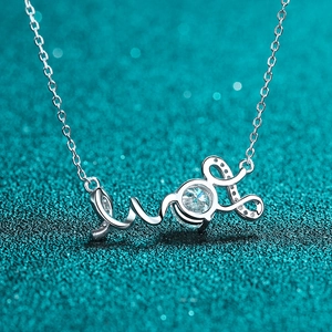 Elegante S925 Sterlingsilber Halskette mit Love Anhänger und 1 Karat Moissanit Edelstein