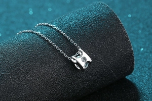 Vue détaillée d'un collier cube en argent S925 avec zircon sur support texturé noir luxe