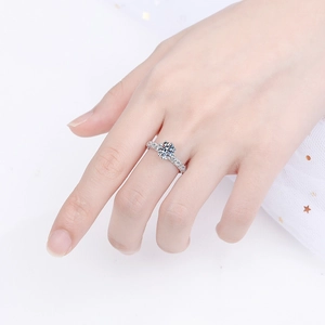 Elegante anello in argento 925 con moissanite e castone a sei griffe sulla modella