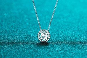 Macro d'un collier en argent 925 avec pendentif moissanite rond sur fond bleu pailleté