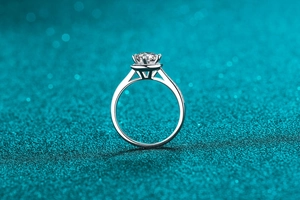 Dettaglio dell'anello in argento S925 con montatura halo a sei griffe e moissanite pura