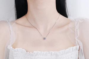 Collier classique en argent S925 avec pendentif moissanite 1ct porté par un modèle
