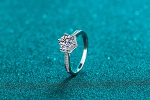 Dettaglio anello in argento S925 con moissanite a sei griffe e montatura a stella