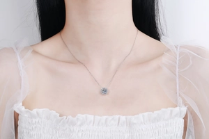 Gros plan du collier en moissanite en argent 925 avec pendentif halo rond sur le modèle