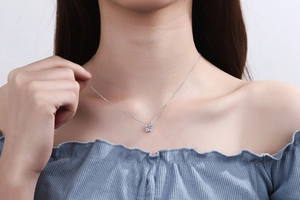 Gros plan détaillé d'un pendentif en moissanite de 1 carat sur une chaîne en argent fin