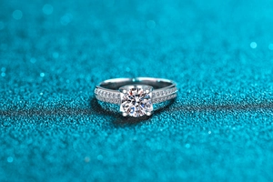 Vue macro d'une bague en argent S925 avec moissanite et doubles rangées de diamants