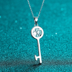 Collier pendentif clé en argent sterling S925 et moissanite avec pierre ronde étincelante