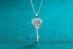 Makroaufnahme des Schlüsselanhängers aus Sterlingsilber mit Herzmotiv und Moissanit