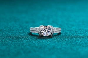 Macro shot of S925 sterling silver moissanite ring with brilliant round center stone
