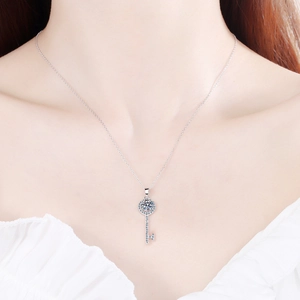 Collier pendentif clé en argent sterling S925 avec moissanite porté par un mannequin