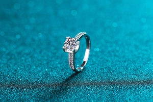 Vue macro d'une bague en moissanite avec double rangée de diamants pavés sur l'anneau