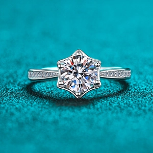Anello classico in argento S925 con moissanite a sei griffe e diamanti laterali scintillanti