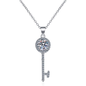 Collier avec pendentif clé en argent sterling S925 et moissanite sur fond blanc