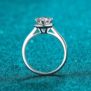 Anello classico in argento S925 con moissanite a taglio tondo e montatura a corona
