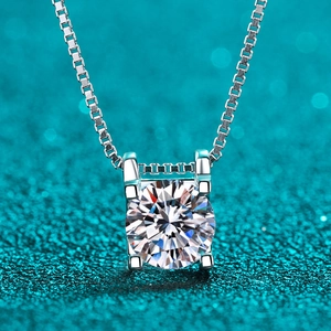 Collier Pendentif en Argent Sterling 925 pour Femme Moissanite Zirconia Coupe Brillante Ronde Classique Tête de Taureau Chaîne Vénitienne Bijoux Fins