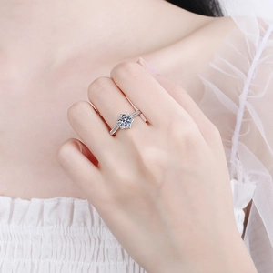 Anello classico in argento sterling S925 con moissanite a sei griffe sulla modella