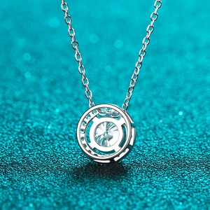 Collier en argent 925 avec pendentif rond en moissanite sur fond texturé bleu scintillant