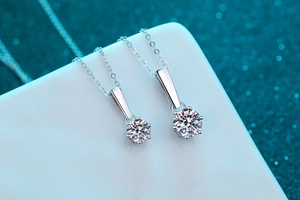 Détail macro du collier pendentif en argent 925 avec moissanite et serti à six griffes