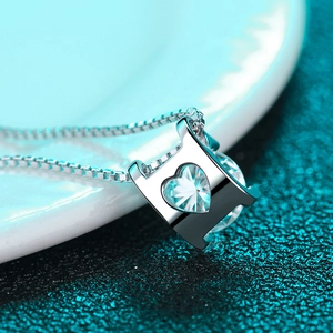 Collier classique en argent S925 avec pendentif en H et moissanite taille coeur