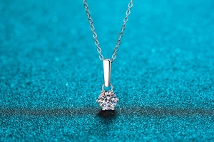 Vue macro d'un pendentif moissanite à six griffes classique sur une chaîne en argent 925