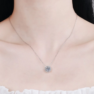 Élégant collier en argent sterling 925 avec pendentif halo en moissanite ronde