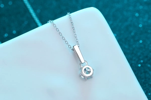 Détail macro du pendentif solitaire en argent S925 avec pierre ronde brillante