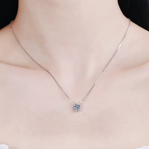 Collier classique en argent S925 avec pendentif moissanite sur le cou d'un mannequin