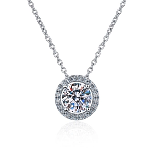 Collier en argent 925 avec pendentif en moissanite ronde et entourage halo