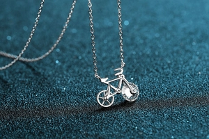 Makroaufnahme einer S925 Sterling Silber Fahrrad-Halskette mit einem funkelnden runden Kristall