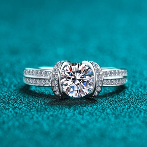 925 Sterling Silver Moissanite Ring For Women Sparkling Round Cut Pave Setting Engagement Wedding Luxurious Vintage Jewelry Finger Ring