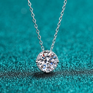 Collier en argent sterling S925 avec pendentif moissanite ronde serti couronne
