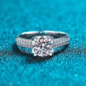 Bague scintillante en argent massif S925 avec moissanite et serti griffes tête de taureau